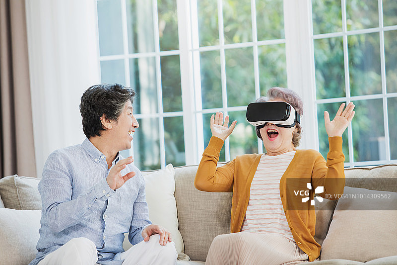 老夫妇一起玩虚拟现实游戏图片素材