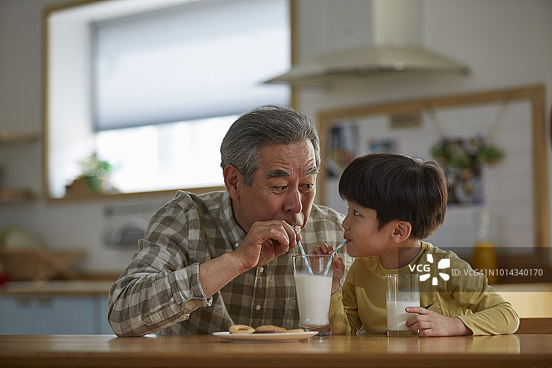 爷爷和孙子喝牛奶图片素材