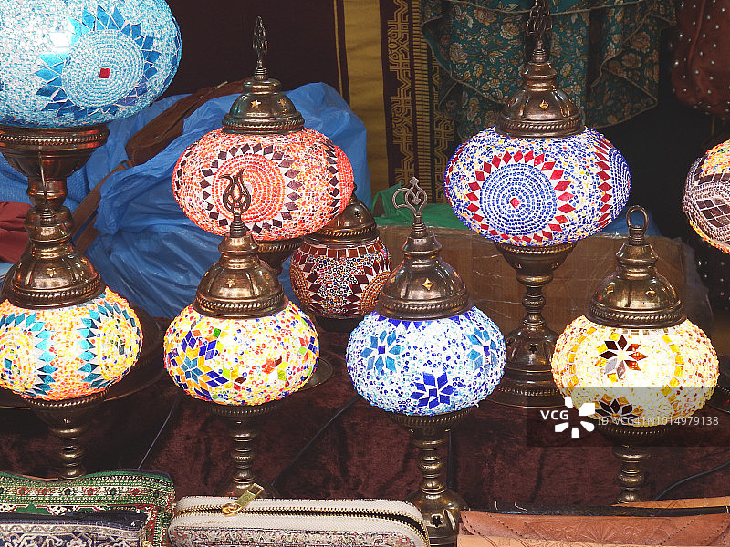 出售摩洛哥产品的街头商店。彩色玻璃灯图片素材