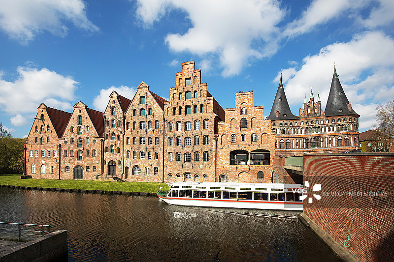 Lübeck:历史上的盐业建筑和在奥伯特雷弗河上观光船的荷尔斯滕托(石勒苏益格-荷尔斯泰因/德国)图片素材