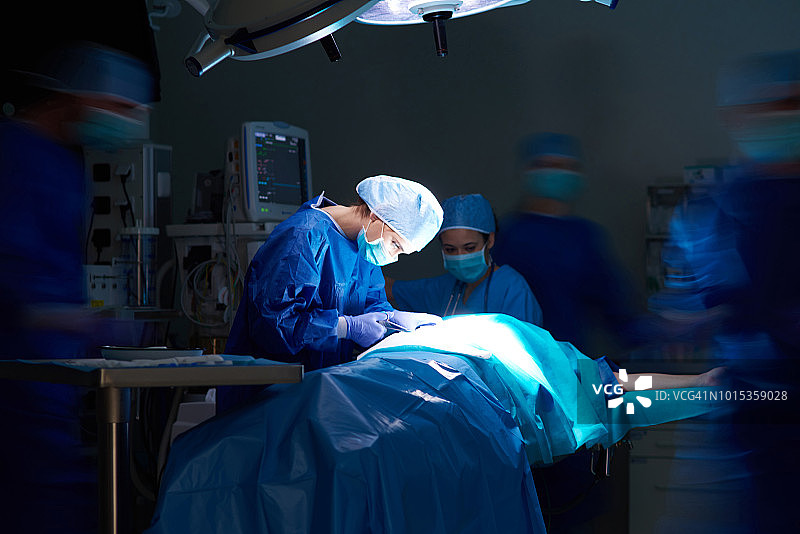 黑暗的手术室和医院工作人员。Skawina、波兰图片素材