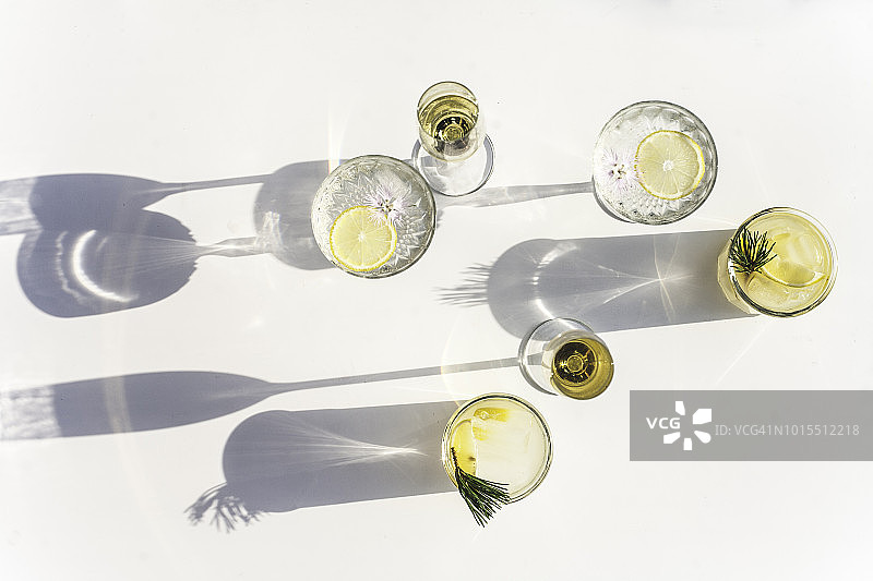 剪影的夏季饮料在水晶和玻璃，水平图片素材