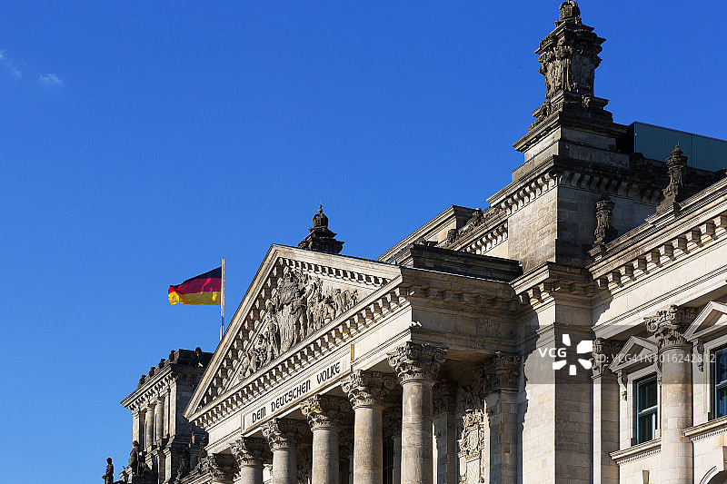 德国国会大厦-著名的碑文在柏林国会大厦西门的石柱上:“德国人民”有德国国旗(德国)图片素材