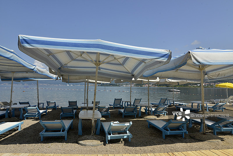 海滩度假村有躺椅和阳伞图片素材