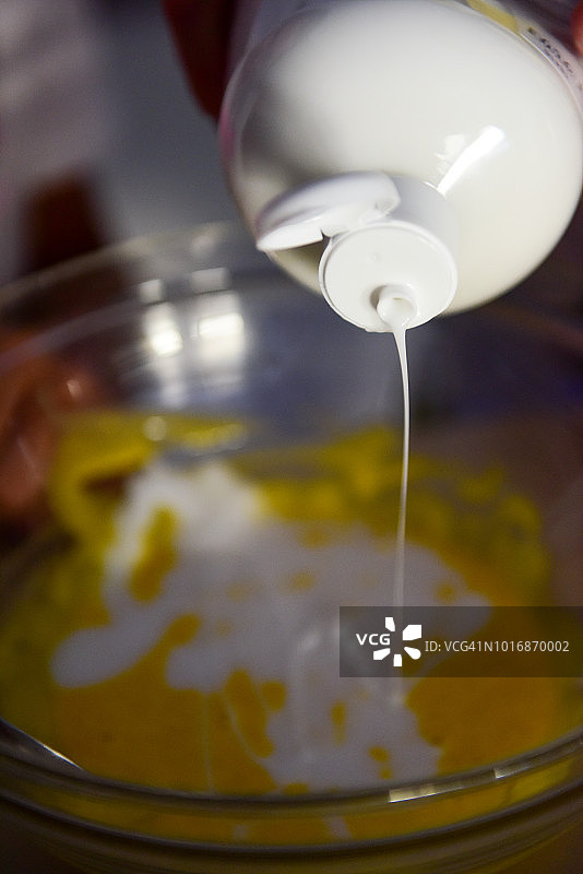 在装有食用色素和闪光粉的碗中加入白色胶水，制成黏液图片素材