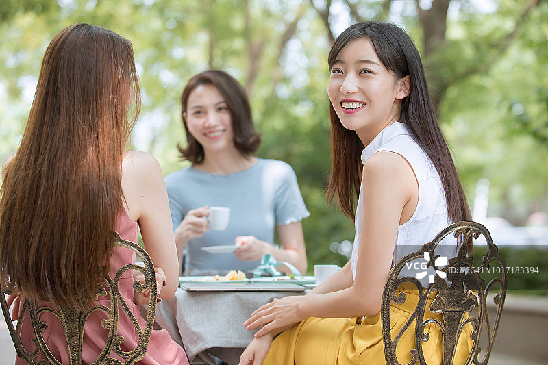 三个年轻女孩喝下午茶图片素材