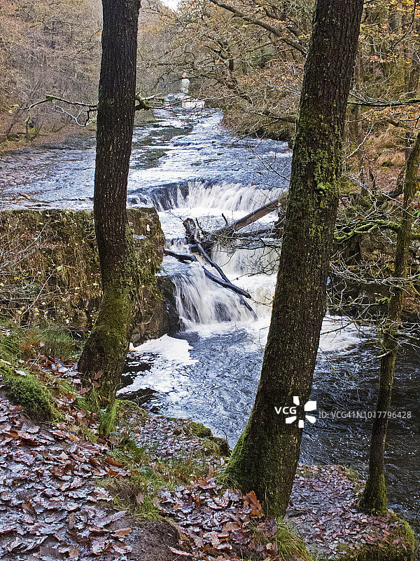 马蹄落在河下;图片来自英国南威尔士波伊斯的瀑布国家。11月图片素材