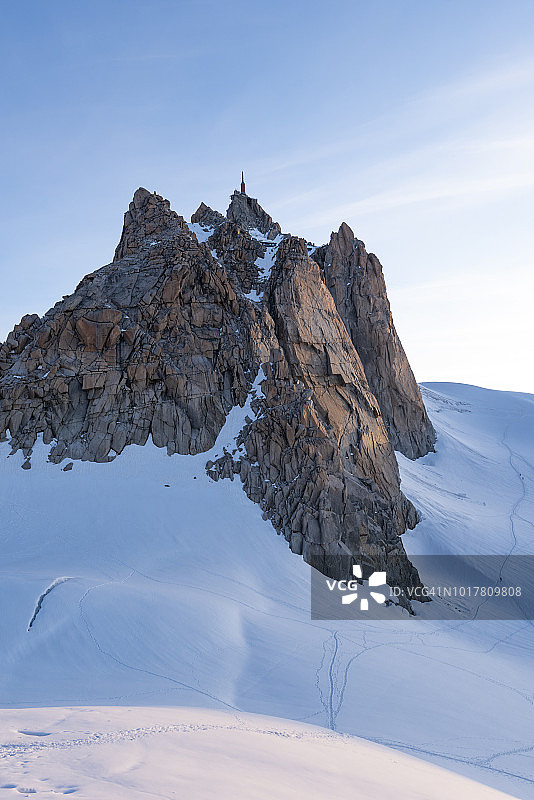 Arête des Cosmiques是勃朗峰(Mont Blanc Massif)最受欢迎的路线之一，它惊人地暴露出令人难以置信的景色，它是多种多样的，既有攀岩也有攀岩，而且从夏蒙尼(Chamonix)可以很容易地通过缆车进入。图片素材