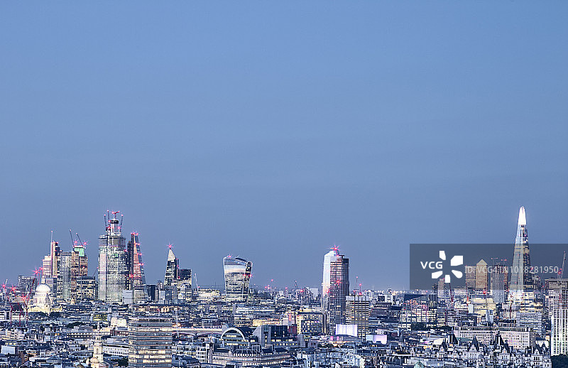 黄昏时分，俯瞰伦敦城市天际线的高架景观图片素材