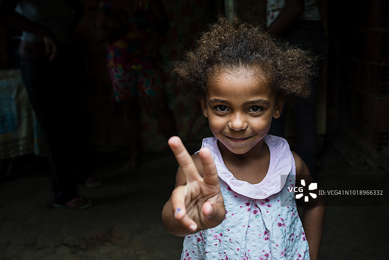 一个巴西小女孩用手指做两个或V形手势图片素材