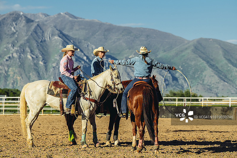 骑在马上的犹他州女牛仔图片素材
