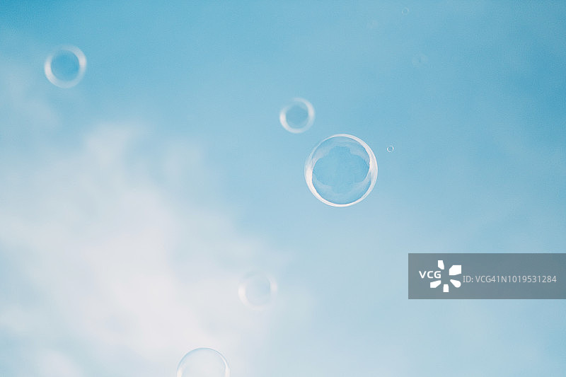 泡沫在湛蓝的天空中漂浮图片素材