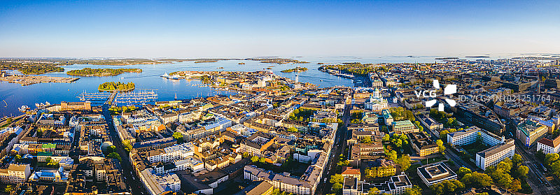 在一个阳光明媚的夏日，赫尔辛基市中心的全景天线图片素材