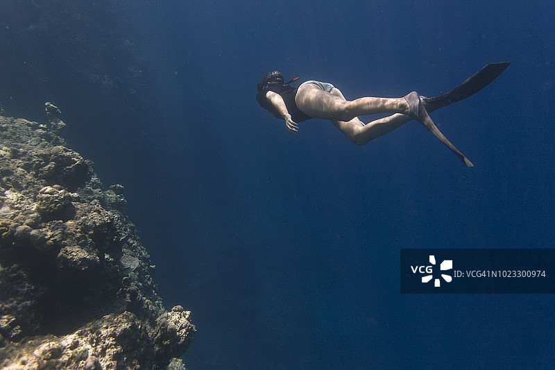 印度尼西亚，巴厘岛，年轻女子浮潜图片素材