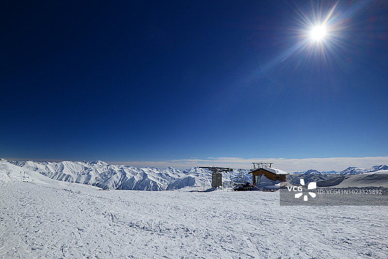 格鲁吉亚高加索山脉特特努尔迪滑雪胜地的顶棚站图片素材