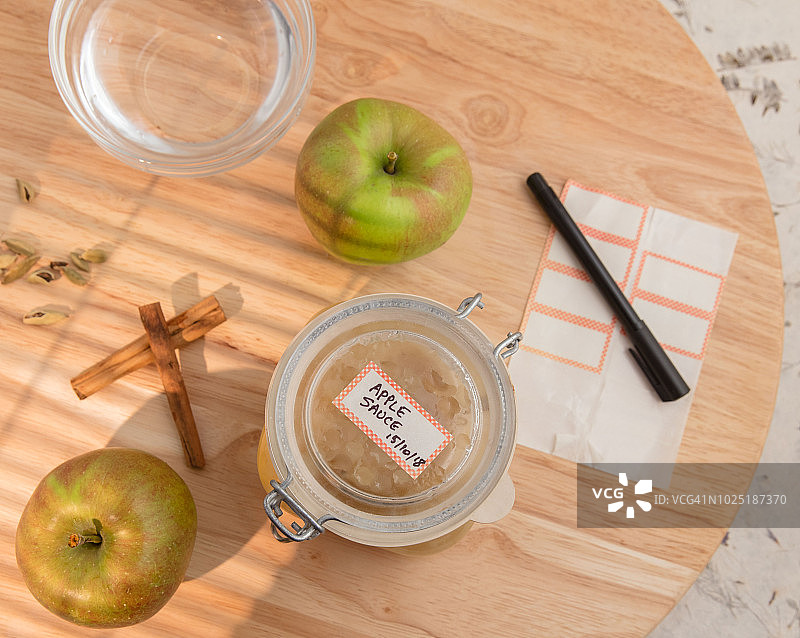 苹果酱罐、配料及标签图片素材