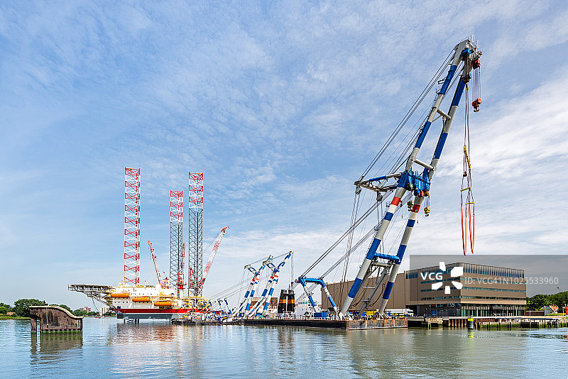 荷兰鹿特丹港的浮吊图片素材
