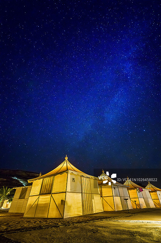 约旦亚喀巴瓦迪鲁姆的贝都因人在夜间搭帐篷图片素材