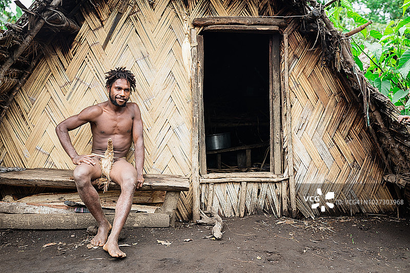 瓦努阿图塔纳岛的土著青年图片素材