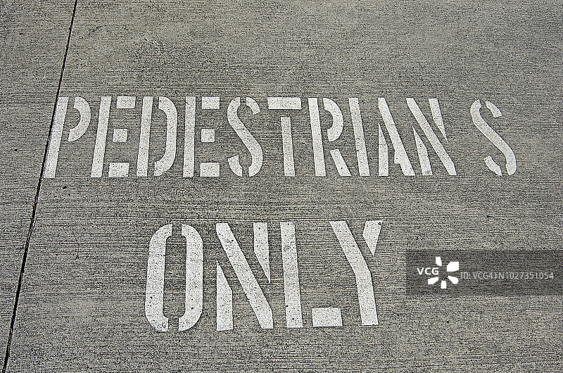 水泥人行道上“仅限行人”的标志图片素材