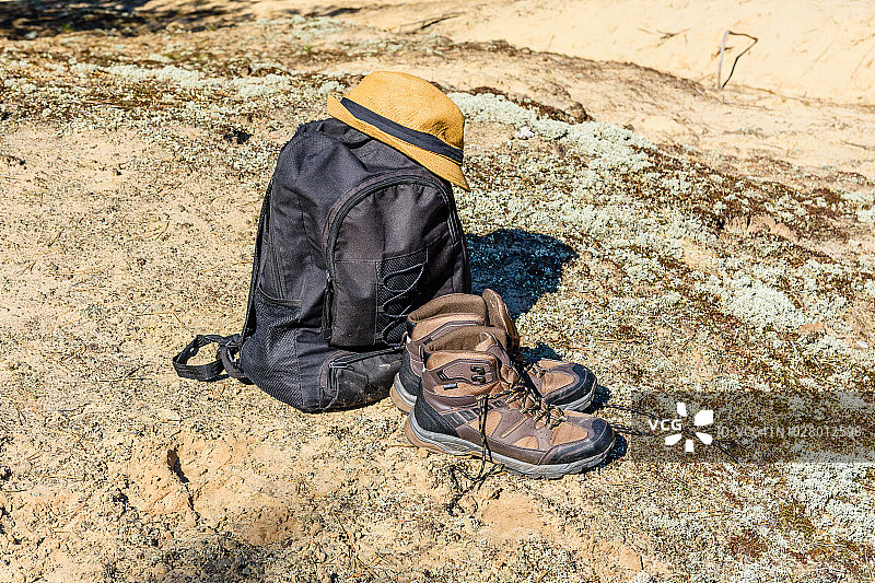 背包，旅游靴和帽子放在地上图片素材