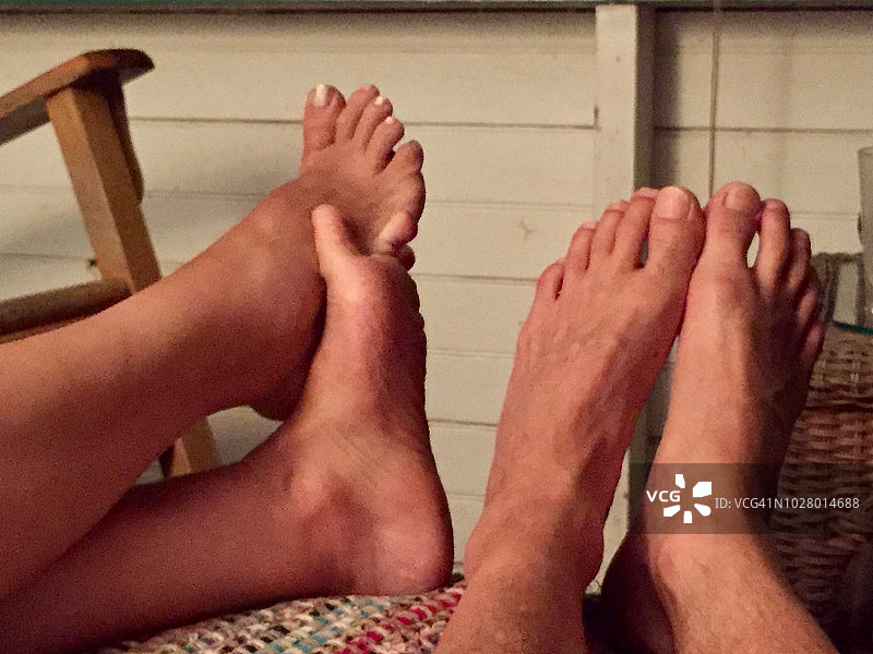 夏季放松:光脚和脚上图片素材