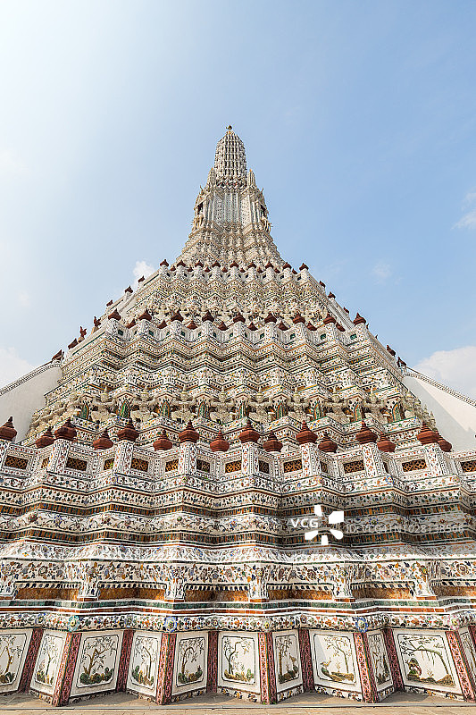 前视图装饰Wat Arun寺庙在曼谷，泰国，在一个阳光明媚的日子。图片素材