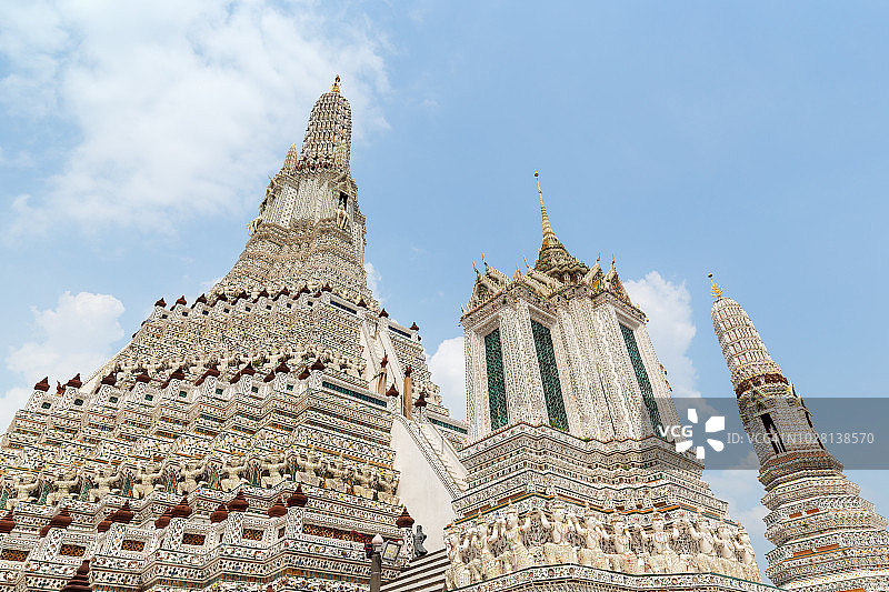 美丽的景色装饰Wat Arun寺庙在曼谷，泰国。图片素材