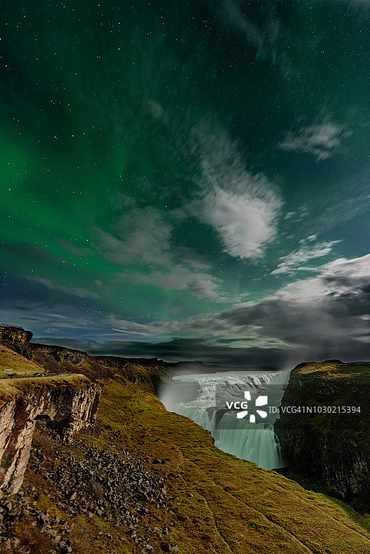 冰岛上空的北极光呈现出令人惊叹的夜景。旅游目的地有美丽的绿光景观。图片素材