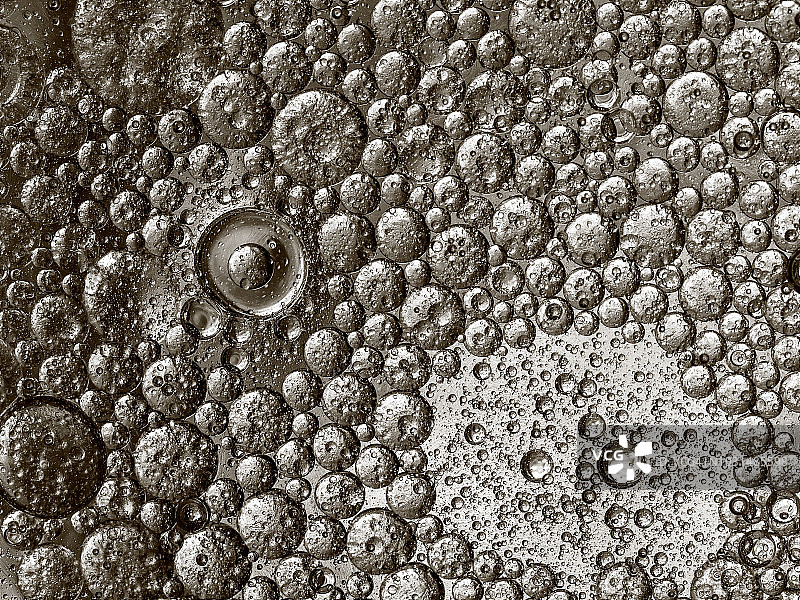 全框架的抽象形状和纹理，形成的泡沫和水滴在银色的液体背景。图片素材