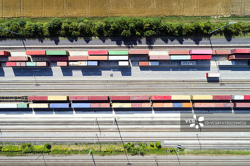 货运集装箱和货运列车，鸟瞰图图片素材