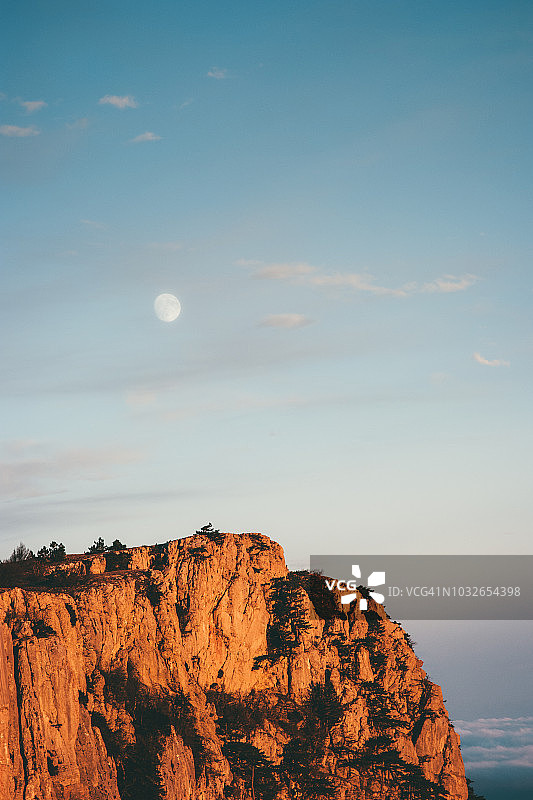 落基山脉悬崖和月亮日落景观旅游鸟瞰图宁静的风景野生自然图片素材