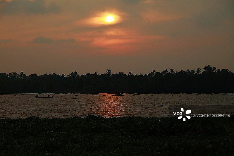 日落时分，乘船游览喀拉拉邦的死水图片素材