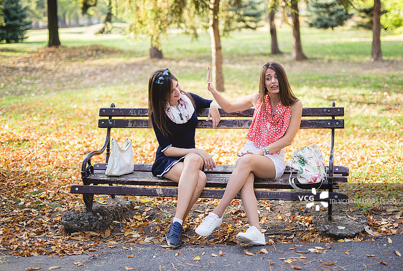 女朋友们在长椅上聊天图片素材