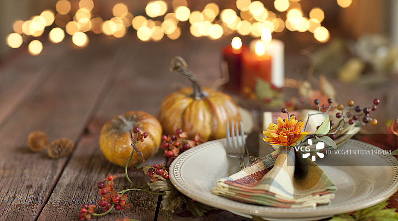 秋季感恩节餐桌上摆放着一张古朴的木头桌子图片素材
