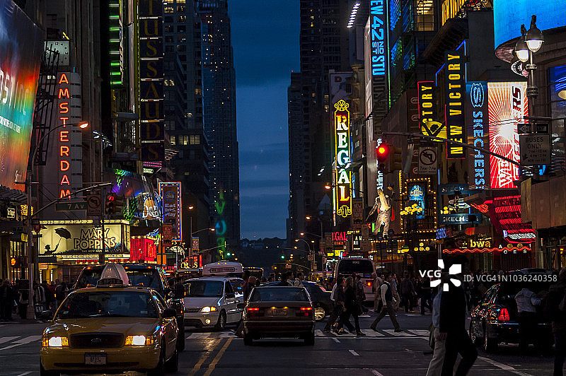 纽约晚上的交通和城市生活图片素材