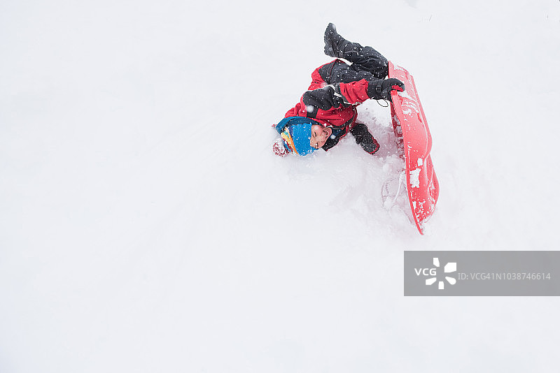 在冬天的暴风雪中，一家人一起滑雪、欢笑、玩耍图片素材