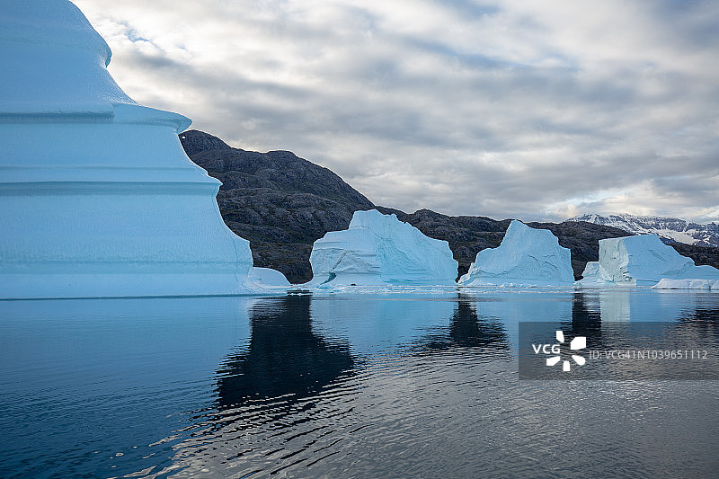 冰山的形状和反射图片素材