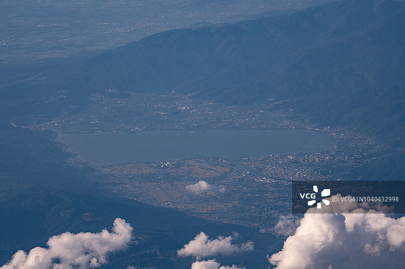 日本长野县苏瓦湖白天的飞机鸟瞰图图片素材