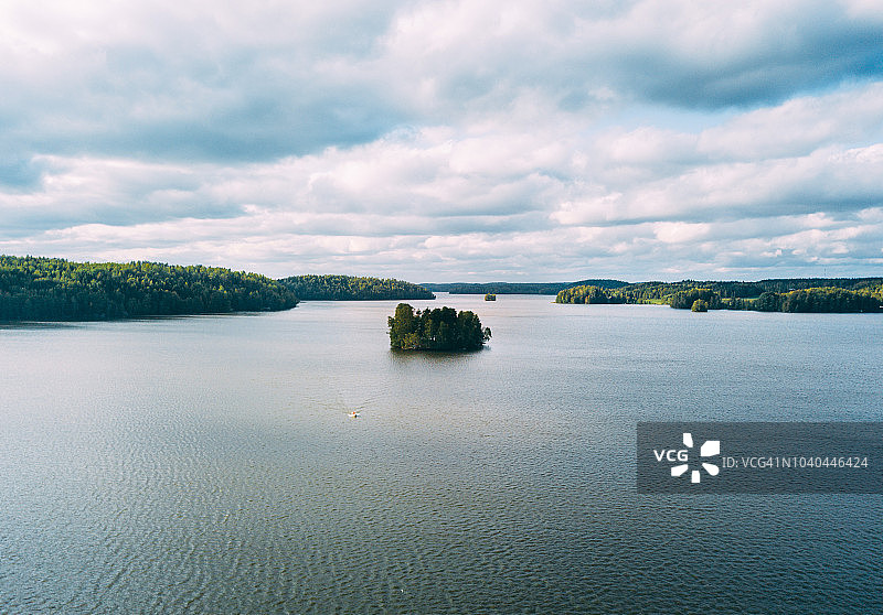 鸟瞰图蓝色的湖泊和绿色的森林在一个秋天的一天在芬兰图片素材