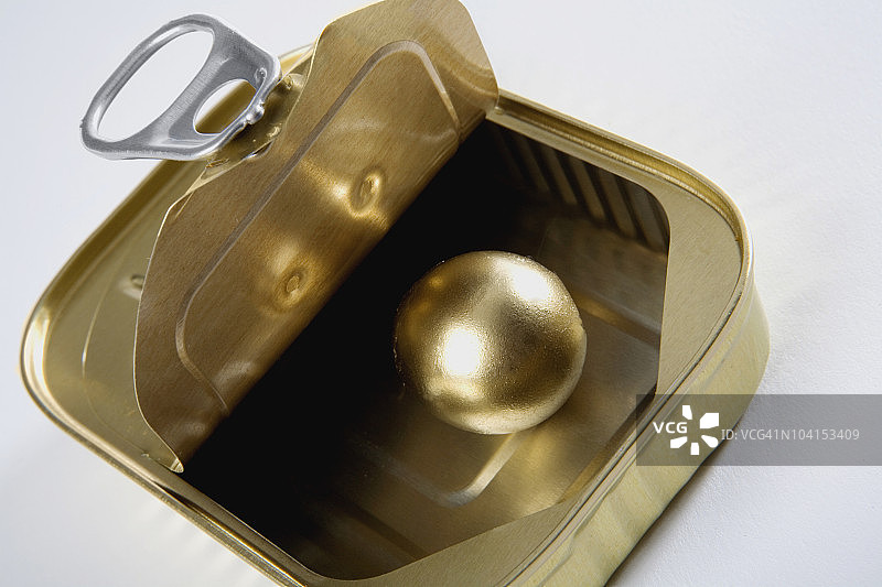 一个金属球在午餐盒里闪闪发光的特写图片素材
