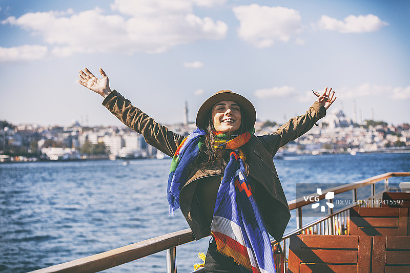 伊斯坦布尔博斯普鲁斯海峡上的女游客图片素材