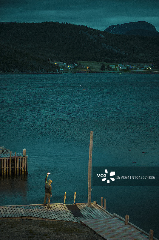 人站在码头旁的细节，格罗斯莫恩，加拿大纽芬兰图片素材