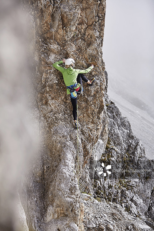 奥地利，因斯布鲁克，诺德凯特，女人在攀岩图片素材