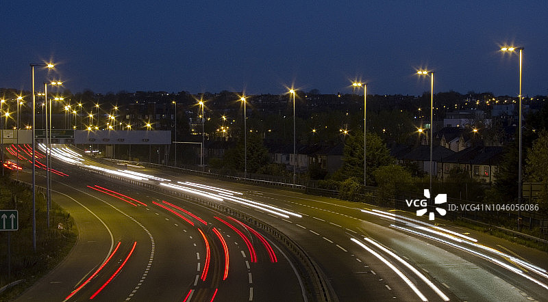 高速公路繁忙弯道上的车灯图片素材