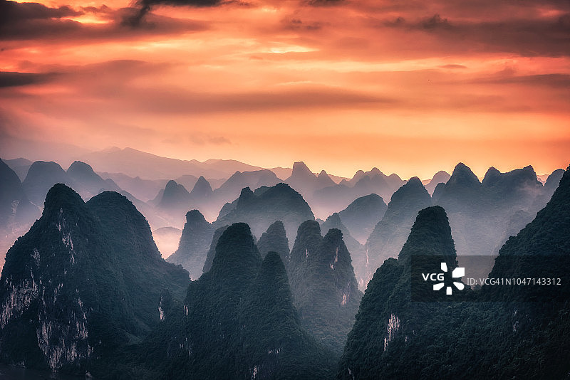 湘岗山的黎明，中国桂林的著名景点图片素材