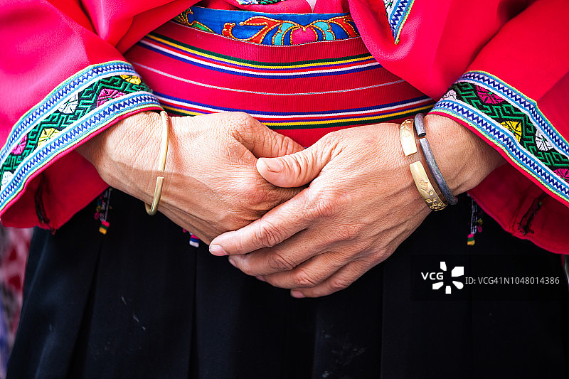 瑶族妇女双手的特写图片素材