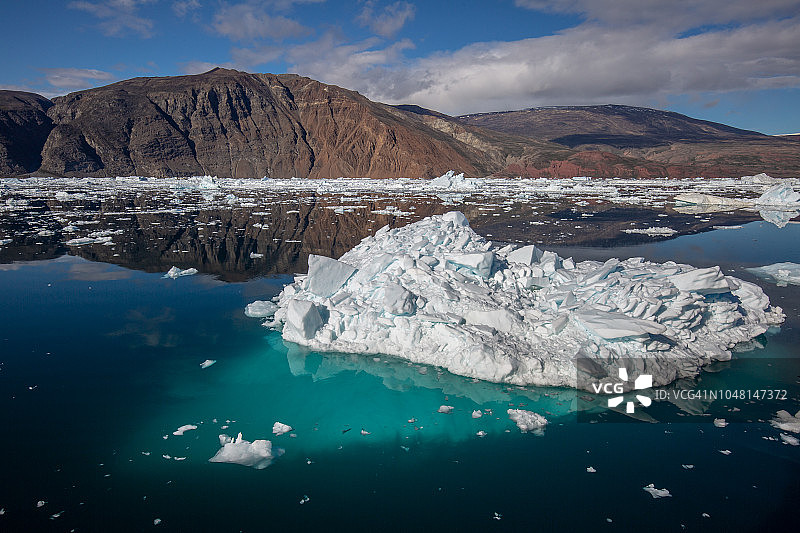 冰山结构在水面和水下图片素材