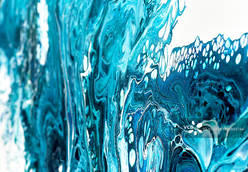抽象色彩的背景纹理流体艺术丙烯酸颜料。深蓝色和蓝色在白色之上图片素材