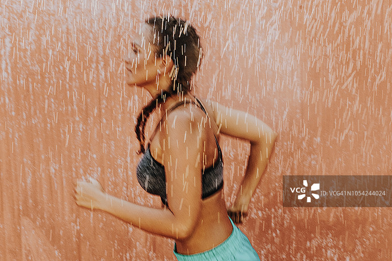 年轻女子在雨中奔跑图片素材
